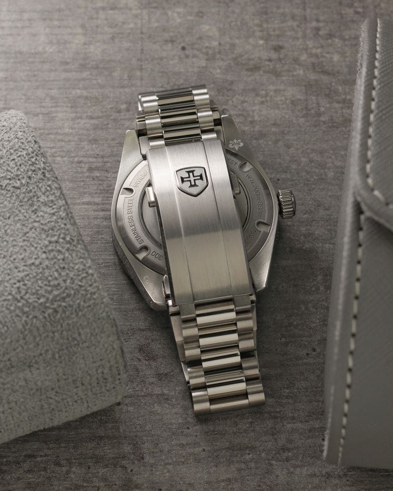 Escudo Ocean Seacrest Black Ice Deep Dives To Next Level With This Silver Dial